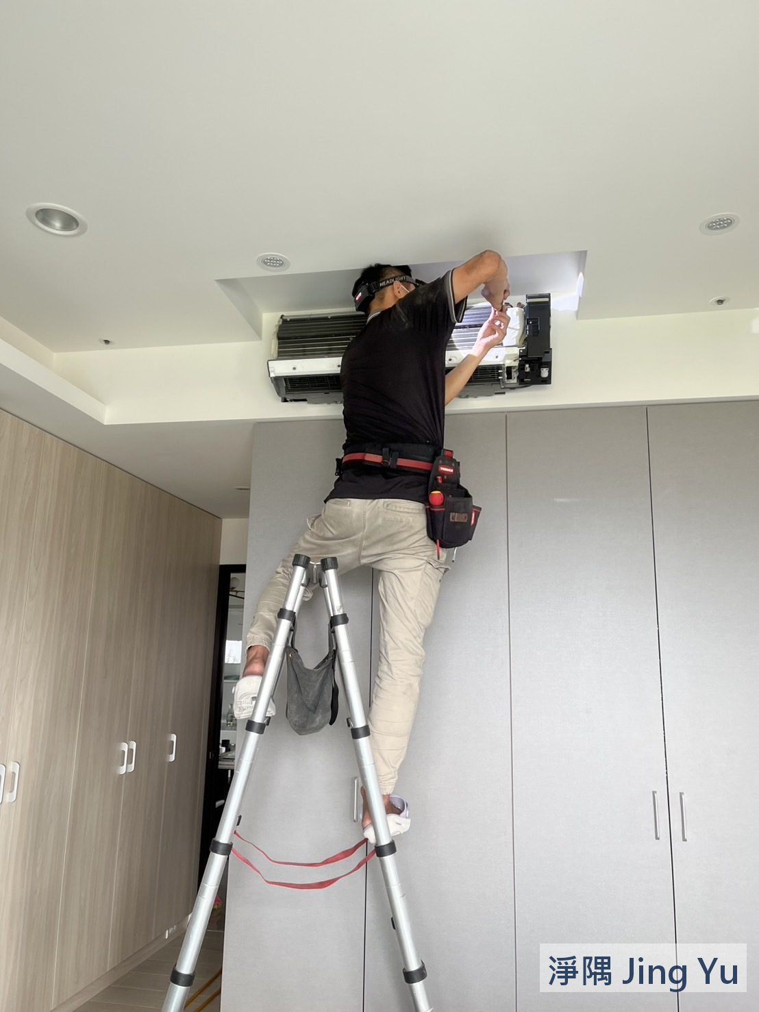 淨隅師傅實際檢修吊隱式冷氣的工作照