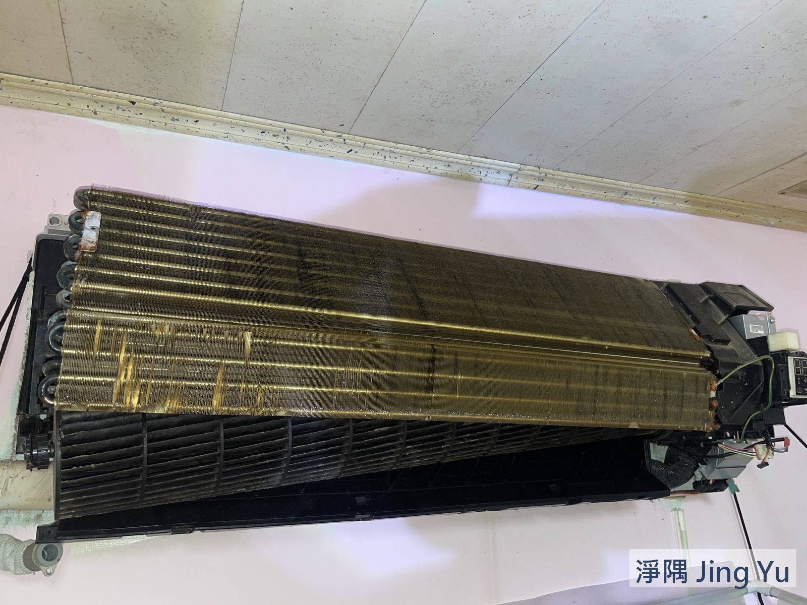 拆機後可見散熱鰭片上實際堆積的髒污，淨隅實際案例照片