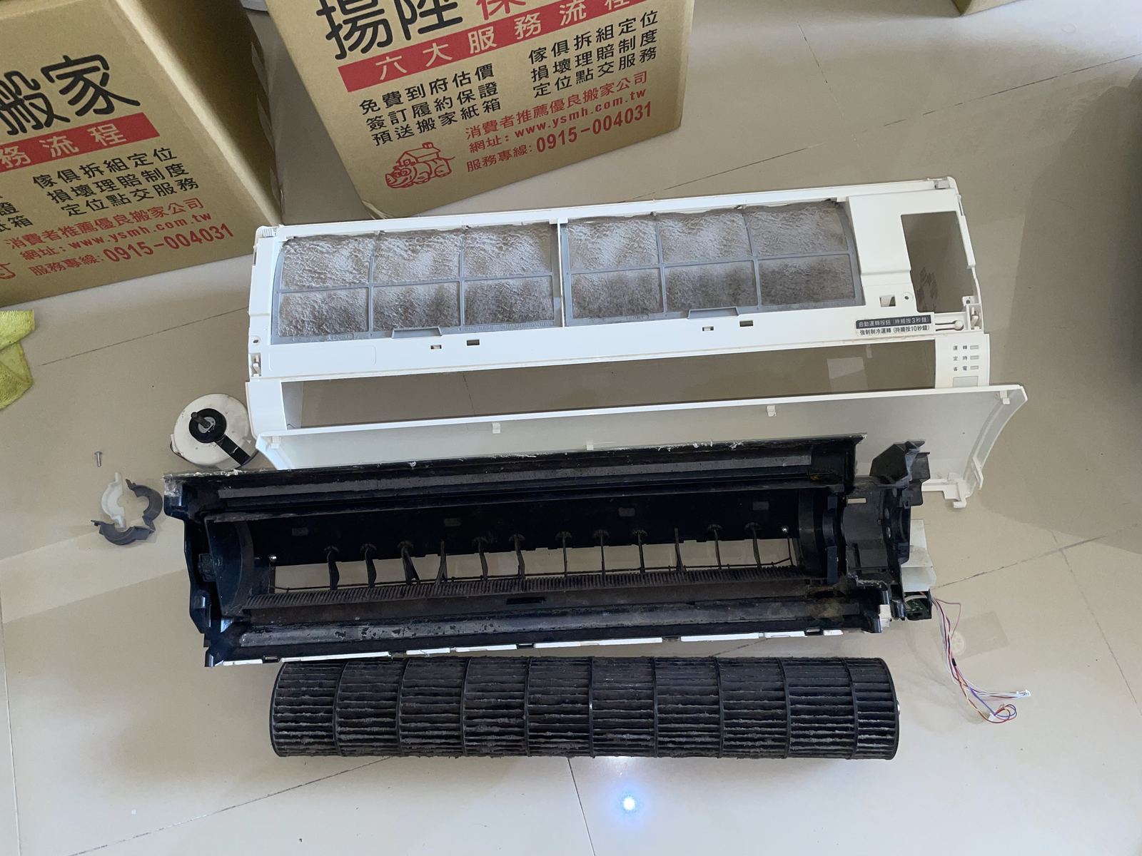 特殊機型冷氣室內機拆解後，濾網與扇葉的實際髒污狀況
