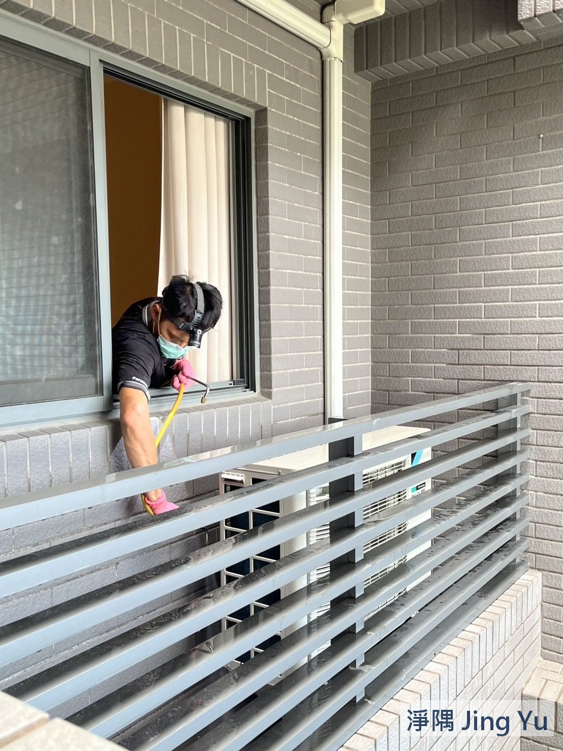 淨隅師傅實際清洗冷氣室外機的工作照